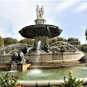 Augustins Fountain Studio: Cozy Historic Aix Center Retreat Apartment
